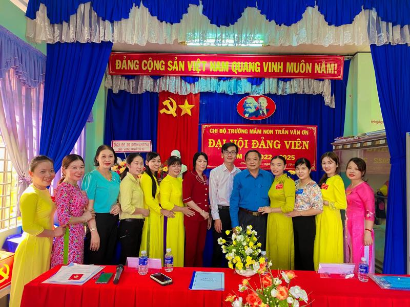 Đảng viên chi bộ Trường Mầm non Trần Văn Ơn chụp ảnh cùng đại biểu